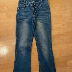 Blå utsvängda Jeans  - I bra skick, i storlek S 