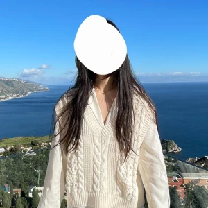 Vit skjorta från cos - Benvit skjorta från COS I tjockare material. 100% naturligt material, lyocell. Storlek xs men oversize, jag är 172 för referens.