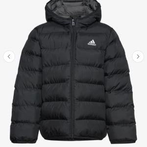 Vinterjacka från adidas - Säljer denna jättefina knappt använda jackan från adidas🤗 originalpris 1000kr🤗 har en liten reva som är lagad, men den syns knappt (visar på bilden) bara & skriva om du undrar nått🥰