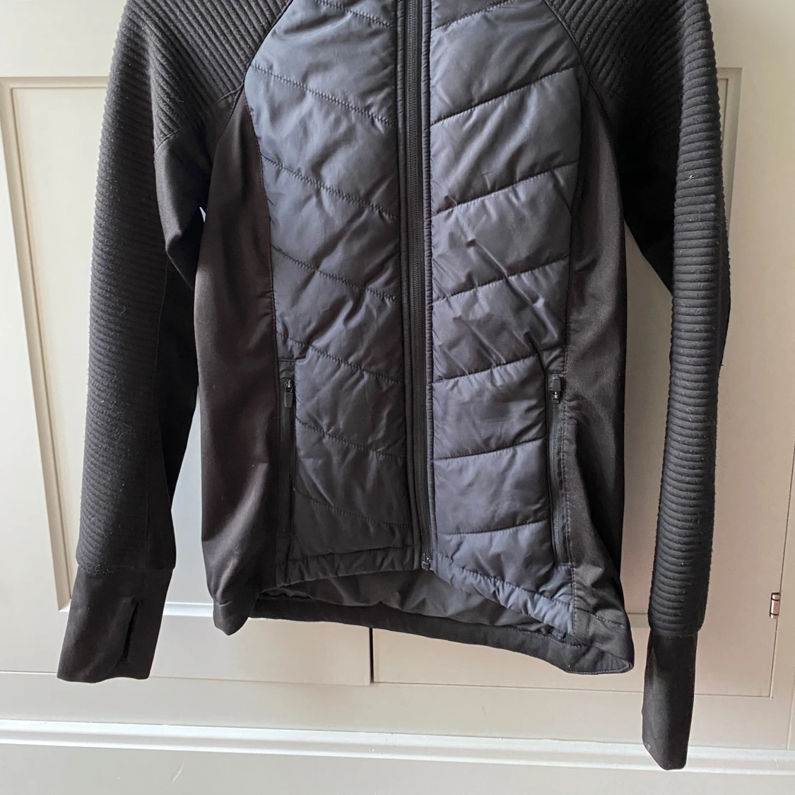 Svart jacka med huva från H&M - 2