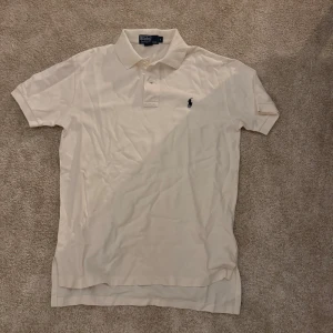Vit pikétröja från Ralph Lauren - Hej säljer nu denna snygga pikén från Ralph lauren. Piken är knappt använd och har inga defekter. Hör gärna av er vid fler frågor Med vänlig hälsning, casper