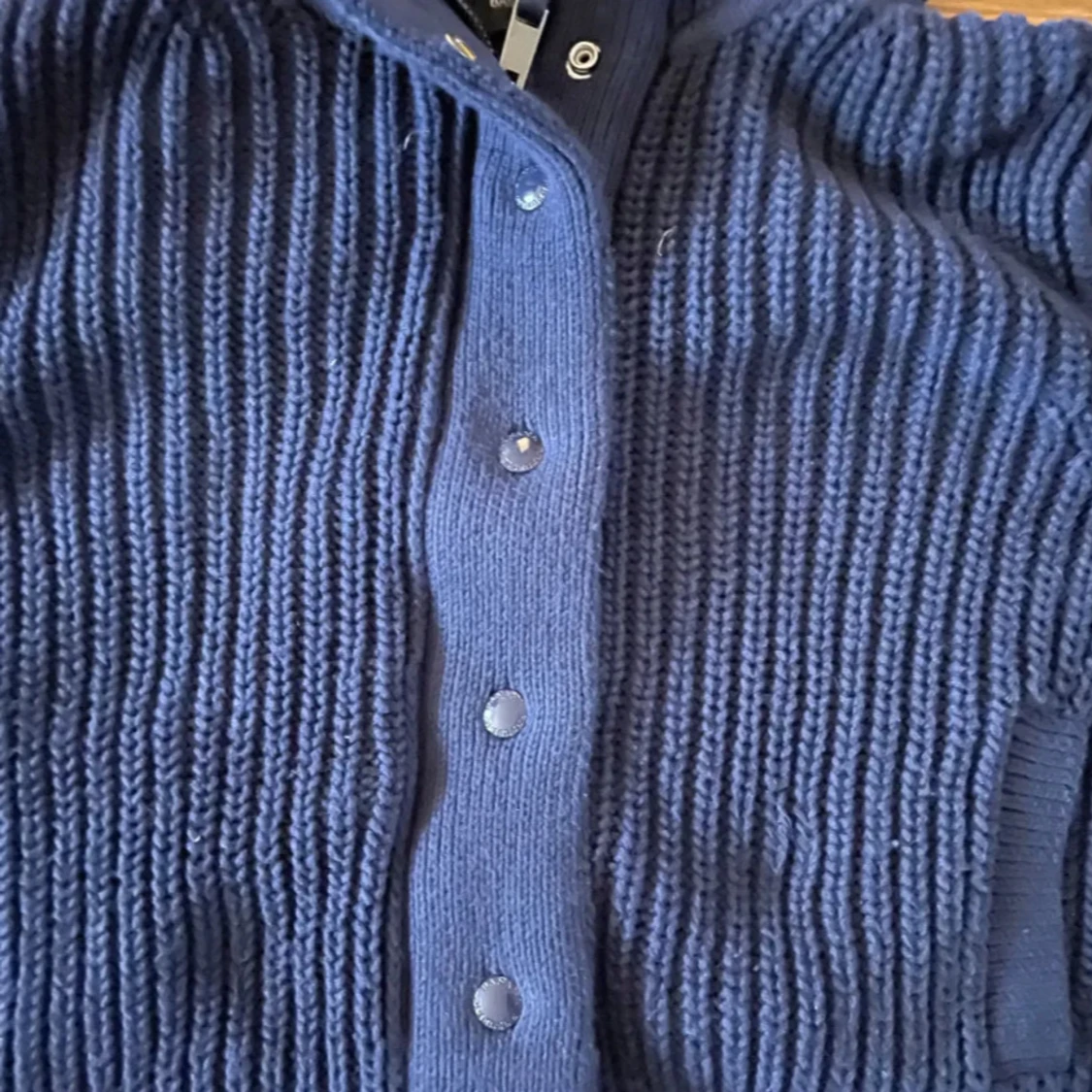 Mörkblå stickad hoodie med dragkedja - 3