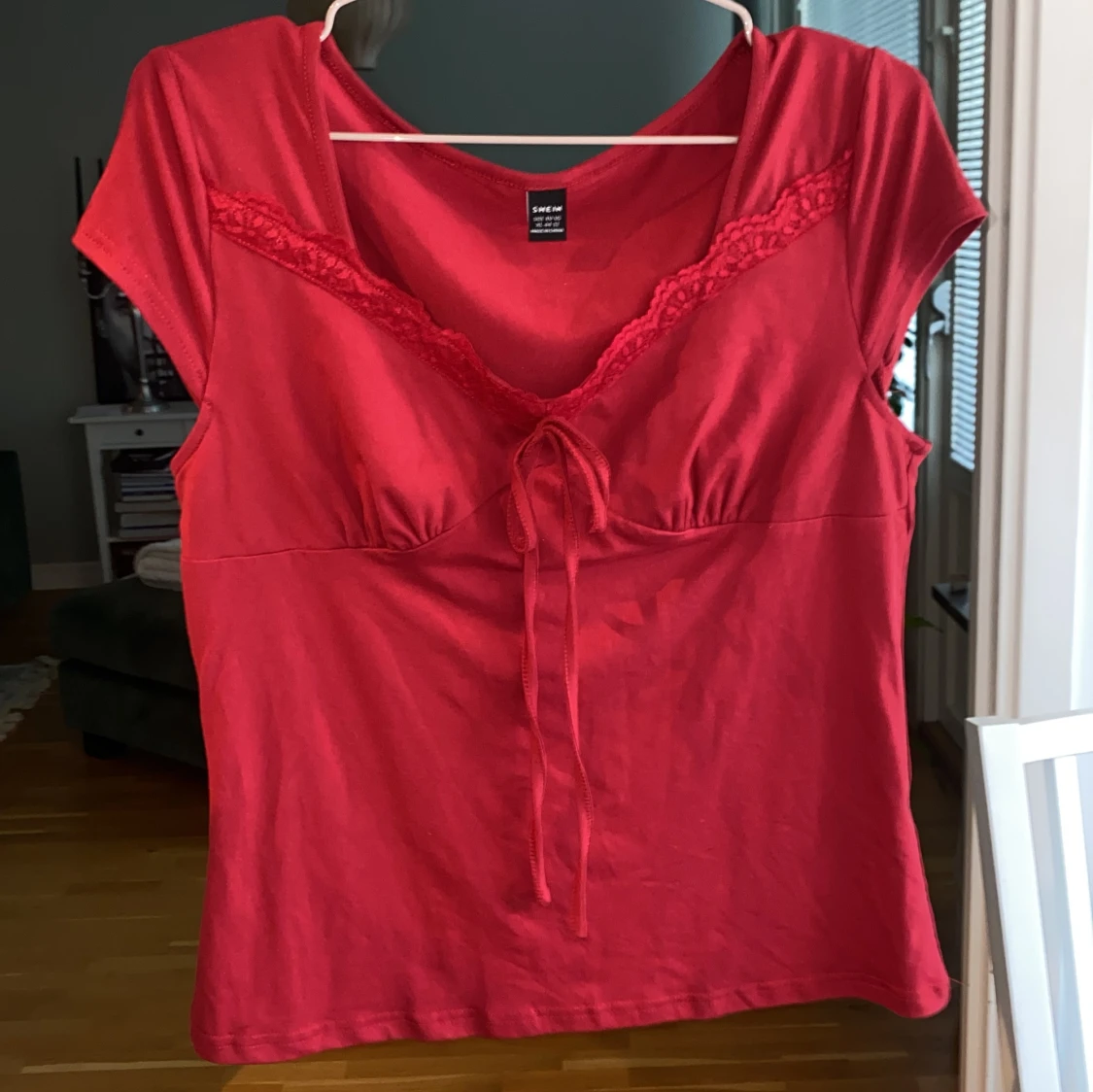 Röd topp med spetsdetaljer 