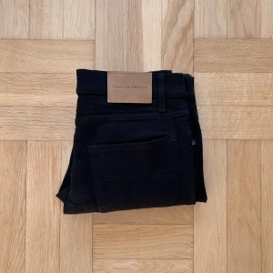 Tiger of Sweden jeans - Ett par svarta jeans från Tiger of Sweden. W30 L32. Modell Pistolero. Mycket bra skick, endast använda ett fåtal gånger. Nypris 1400kr. Hör av er om ni har frågor!