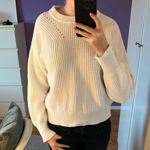 Vit stickad tröja  - Säljer denna stickade tröja som är i typ garn, inte så mjuk alltså. Den har inga defekter och är i nyskick, köpt på primark för ca 170kr tror jag. Passar xs och S