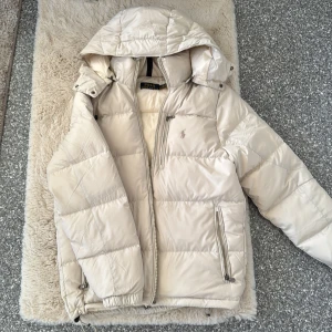 Ralph Lauren puffer - Ralph lauren puffer jacka. Den är helt ny, använt två gånger. Köpte den från Room 1006 i Emporia. Storlek S, kan passa vissa M också. Priset kan diskuteras självklart 