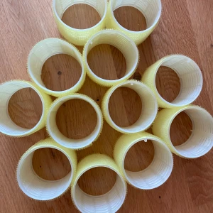 Gula hårspolar i plast - 12st papiljotter. Perfekta för att skapa volym och lockar utan värme. De är lätta att använda och fäster bra i håret tack vare den självhäftande ytan. Använda en gång. 6,5cm i diameter. 