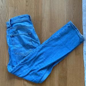 Jack and Jones jeans - Relaxed Chris- storlek 27/30. En defekt vid änden.