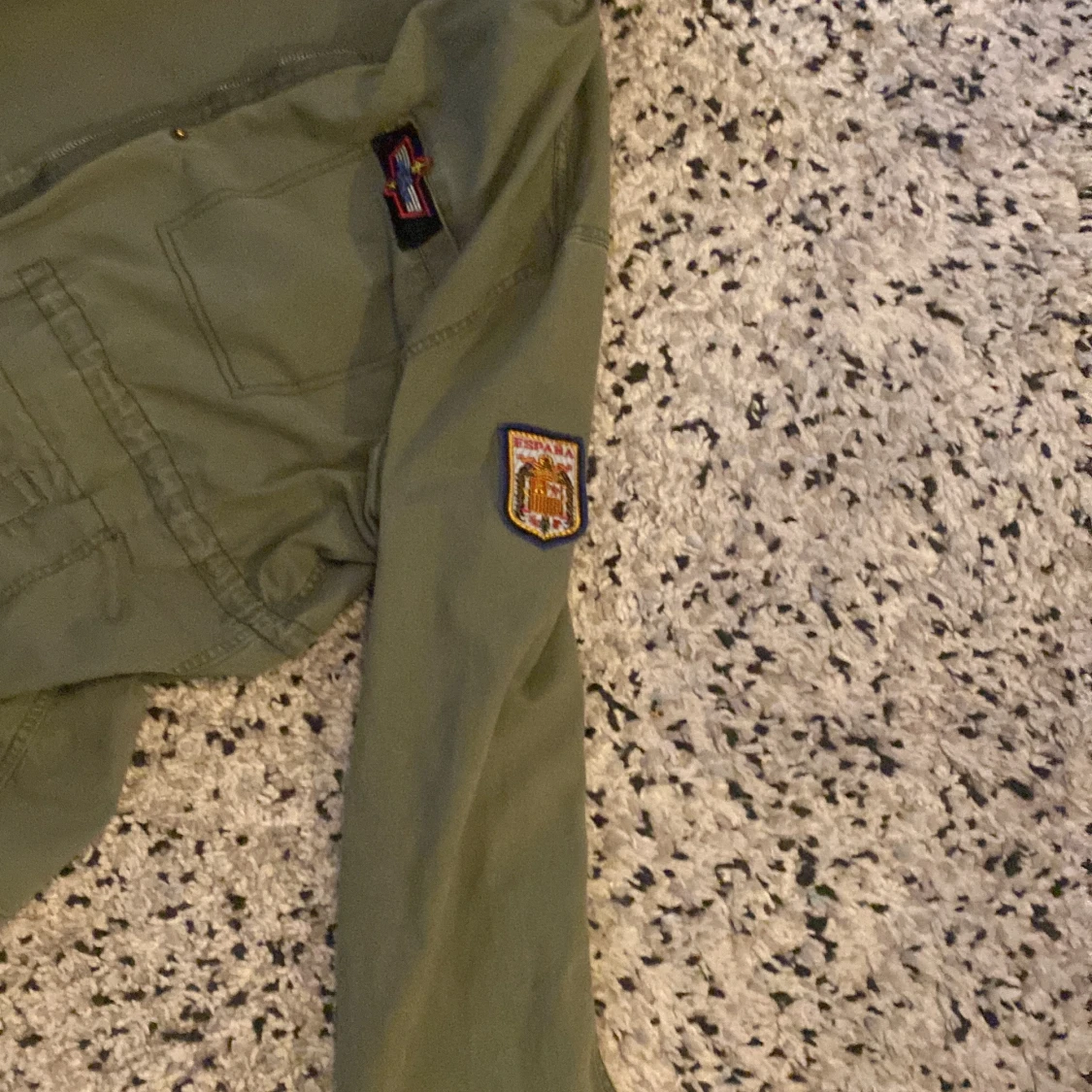 Grön jacka med patches - 93