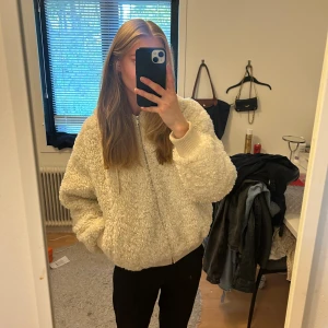 Teddyjacka zara xs - Teddyjacka från zara i storlek xs. Perfekt till hösten! Använd max 10 gånger så i superbra skick💕🌸  Köp gärna via ”köp nu”🥰