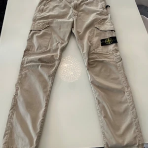 Stone island cargo byxor  - Säljer ett par Stone Island cargo byxor pga att dem inte passar längre. Storlek W31