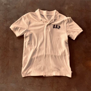 GAP piké - En snygg GAP piké i bra skick🤑🤩 Storleken på denna piké är XXS kan nog passa XS🤑🤩💸 Nypriset på pikén är 600kr🤑🤑 Men jag säljer den för 150kr💸💸🎉🥳 Vid minsta fundering kontakta mig💸🤝🎉🎉🥳