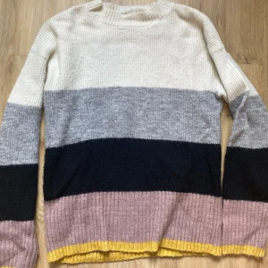 Stickad tröja - I bra skick men använd