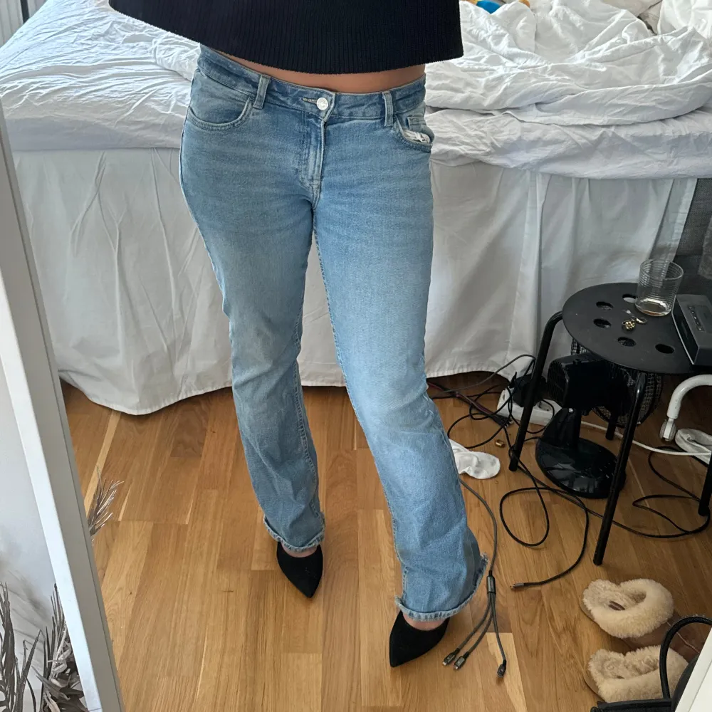 Säljer nu dessa jeans, köpte på plick för inte länge sen, märker är Bershka💕 storlek 36!. Jeans & Byxor.