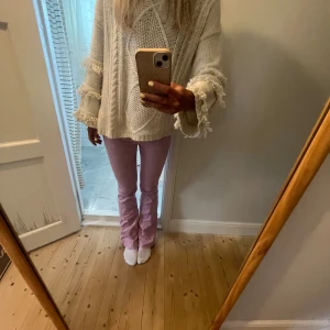 Rosa jeans  - Säljer dessa rosa jeans! Dem har en liten fläck på ena bakfickan men inget man tänker på! Tjejen på bilden är 168!