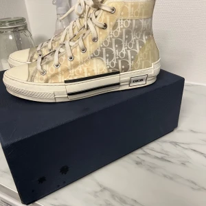 Dior B23 High tops - Säljer nu mina Dior skor, dom är relativt använda och plasten har tyvärr börjat gulna lite. Dom har mycket kvar och ge och är en grym sko. Kan fås mer bilder vid intresse.