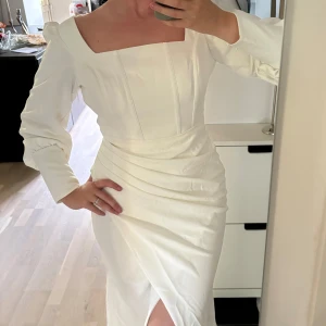 Vit maxi klänning från Leyna Dresses - Oanvänd bröllopsklänning från Leyna Dresses. Storlek 40 mer som en storlek 38. Endast provad 