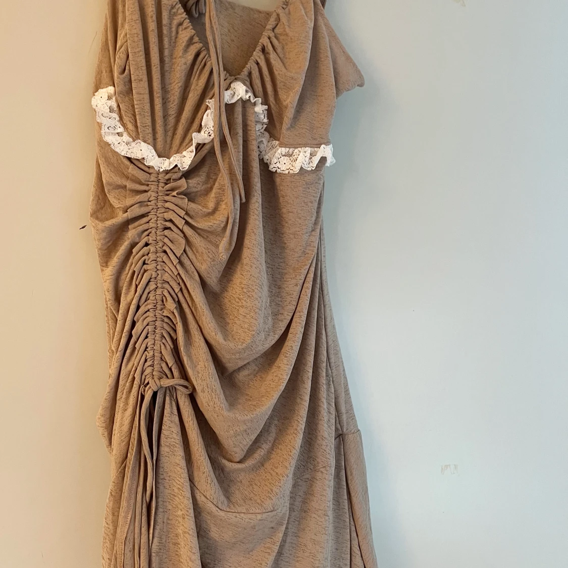 Beige klänning med spetsdetaljer - 91