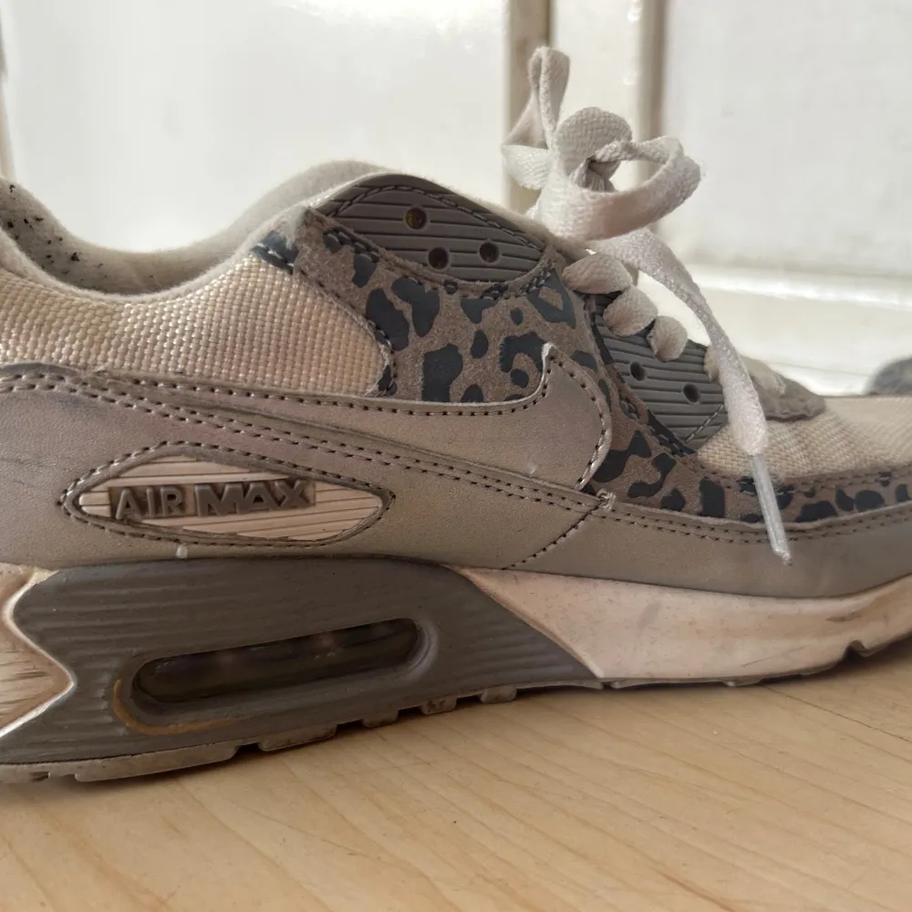 Nike air Max sneakers som är använda några gånger. Se mer kvalité på bilderna. Några små fläckar och lite noppriga i delar av tyget men annars bra kvalité men ändå i använt skick. Står storlek 40 i skon men passar mig perfekt som är en 38/39.. Skor.