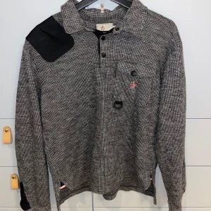 Moncler tröja - Hej, säljer denna Moncler tröja/pike då den är för liten för mig. Den är köpt här på plick så vet ej om den är äkta eller fejk. Vid frågor eller funderingar hör gärna av er.