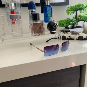 Glasögon till salu!! - Hej säljer dessa solglasögon för att jag använder dem inte mer de är i fint skick.😎