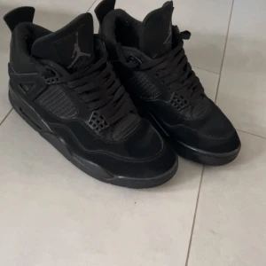 Jordan 4s black cat - Säljer dessa bra kopior nu för använder dom aldrig. Har endast användt dom en gång sen har dom bara stått.