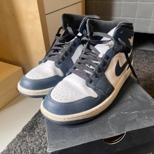 Jordan 1 mid Armory Navy  - Storlek 42,5 skick 8/10. Använda några gånger, skavanker finns.  Bara att skriva vid funderingar