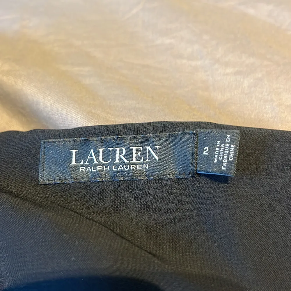  Jättefin sammet blus med spets i axlarna typ urringad storlek två från Ralph Lauren (Lauren  collektion). Blusar.