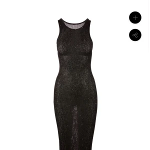 Asta Resort klänning - Säljer denna jättefina strandklänning från Asta Resort då jag inte får nog användning av den. Nästintill helt ny endast använd en gång!! Perfekt för sommarkvällar på stranden och till semestern💕orginalpris: 4280kr 