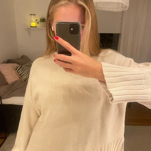 Beige stickad tröja - Så fin tröja med slits på sidorna från MQ, använd 3 gånger❣️ 
