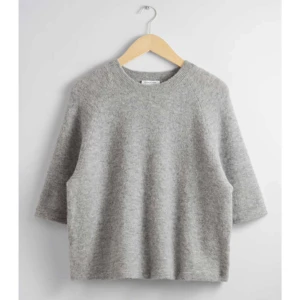 Stickad T-shirt  - Stickad T-shirt från &other stories Material: alpacka/wool Nypris 790kr, är i superfint skick!!💕