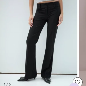 Lågmidjade kostymbyxor från Nelly  - Beställde i storlek 36 och de var för små och nu är dem slutsålda på hemsidan i både 36 och 38 så skulle bli super glad om någon skulle vilja byta!!😃