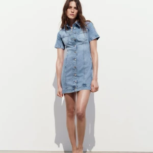 Jeansklänning - Snygg SLUTSÅLD jeansklänning från zara! Använd max 2 gånger. Storlek S! 
