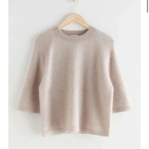 Stickad t-shirt - Säljer min stickade tröja, säljer pågrund av att den inte kommer till användning längre. Tröjan sitter perfekt stort tycker jag som brukar ha xs och s i tröjor. Skriv för fler bilder,Ordinariepris 790kr tryck gärna köp nu!