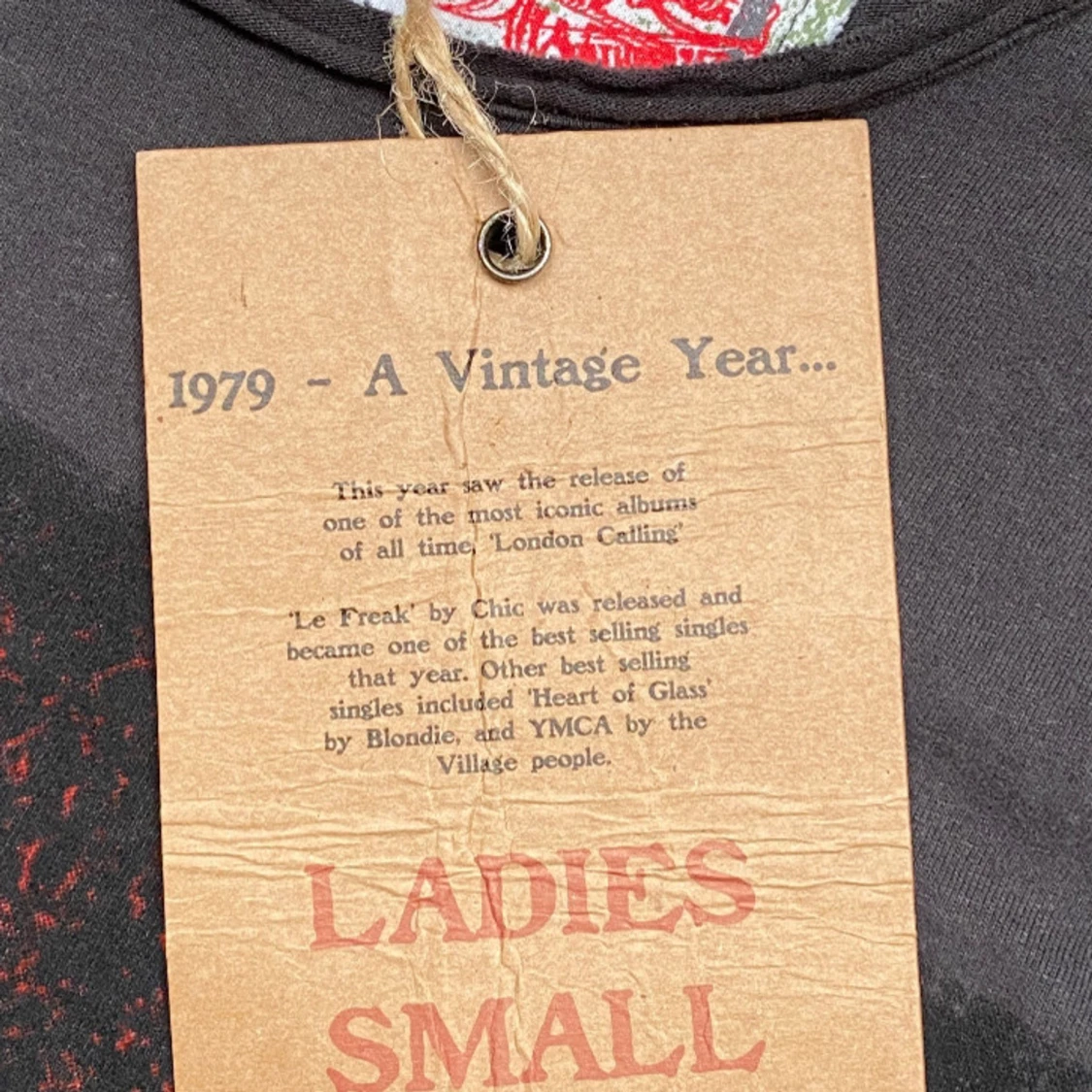 Svart Slash t-shirt från Amplified - 90