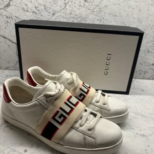 Gucci Snekers strl 45 - Säljer mina jätte fina Gucci sneakers i storlek 45. Inköpta på Gucci Stockholm för 8000kr. Skorna är i jätte fint skick, knappt använda. Alla original tillbehör (box, snören m.m.) ingår självklart! Hör av dig vid funderingar. Inga returer. Mvh Sebbe.
