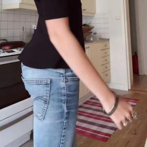 Skit snygga lågmidjade Levis jeans. Omsydda på symaskin ❤️ midjemått cirka 78cm, innerbenslängd ca 85 ❤️ jag är 168 för referens ❤️ ANVÄND KÖP NU SKICKAR SAMMA DAG!Slitna längst ner och en liten ficka vid knäet pågrund av att jag sytt in dom i låren . ❤️