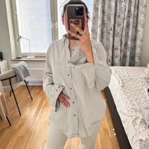 Grå skjorta  - Helt oanvänd av mig men är köpt på secondhand. Den är i väldigt gott skick och är oversized som ni ser på bilden. Jag har vanligtvis S i toppar. 