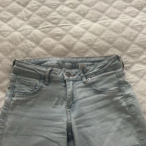 Lågmidjade bootcut jeans - Säljer nu dessa jättefina lågmidjade bootcut jeans!!  De är lite slitna längst ned på benet som man ser på bild 4. Hör av dig om du har några fler frågor💘