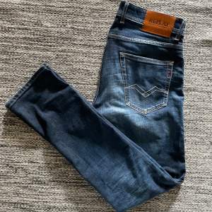 Säljer dessa stilrena och feta Replay Grover jeans. Mörktvätt på jeansen vilket är perfekt inför hösten och vintern. Storlek: 30/32. Passar även de som har 29 i midja. Nypris:1199-2199kr. Skriv till mig vid minsta fråga eller fundering!🤝