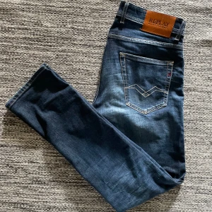 Replay Grover jeans  - Säljer dessa stilrena och feta Replay Grover jeans. Mörktvätt på jeansen vilket är perfekt inför hösten och vintern. Storlek: 30/32. Passar även de som har 29 i midja. Nypris:1199-2199kr. Skriv till mig vid minsta fråga eller fundering!🤝