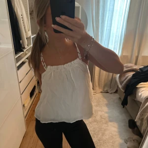 zara topp - Super söt topp från zara, använd en gång, nypris 299kr