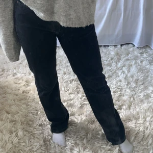 Svarta jeans - Ett par svarta straight jeans i storlek W25 och L30. Har inte använt dom på två år så dom är inte jätte använda.(de finns ett litet hål på vänster sida av benat som man ser på en bild)💞