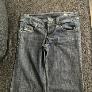 Lågmidjade Disel Jeans  - Lågmidjade Disel jeans, de är mörkblåa. Längden på de är 132 cm.  Köpte de för 1500kr Har inte använts!! 