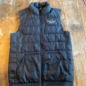 Calvin Klein jeans väst  - Nyskick väst från Calvin Klein köpt för några år sen. Inte använd så mycket och är i nyskick. 