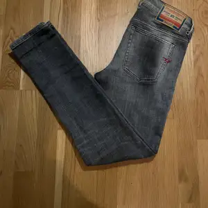 Diesel jeans köpta i Milano. 1200kr nypris dom är skinnet fit men sitter mer som slim fit, dom är använda 3 gånger.