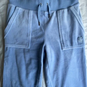 Juicy-byxor  - Jättefina ljusblåa byxor från Juicy Couture! Väldigt fint skick, bara använd ett fåtal gånger. Strl XS, pris 650 kr.  Hör av dig vid intresse!! 💕💕