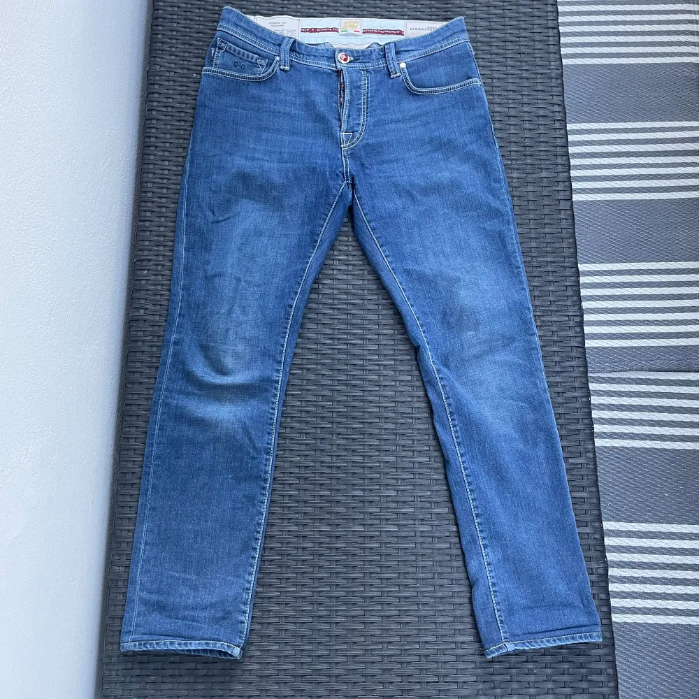 Ett par tramarossa jeans i storlek W32 med en blå tvätt. Jeansen är i gott skick utan synliga defekter. Är öppen för prisförslag❗️. Jeans & Byxor.