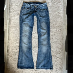 Jeans - Säljer dessa jättesnygga lowwaist bootcut jeansen från LTB då de tyvärr är försmå. Midjemått - 35cm och innerbenslängden- 78cm. Storlek 26 längd 32.