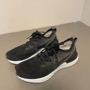 Nike - Säljer dessa Nike skor i otroligt bra skick 